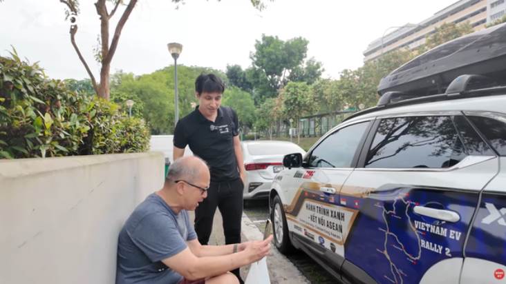 Gặp đoàn xe điện Việt phượt xuyên Đông Nam Á, người Singapore nói: “Tôi rất tự hào về VinFast”