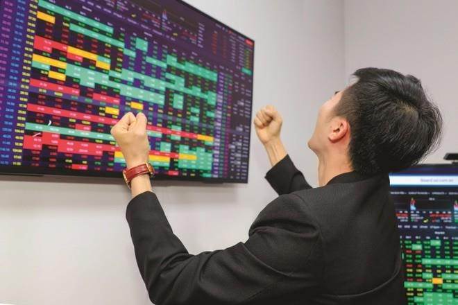 SVC: Một cổ phiếu trên HOSE “bốc đầu” kịch trần 4 phiên liên tiếp sau khi báo lãi quý 3 tăng vọt 5.800%