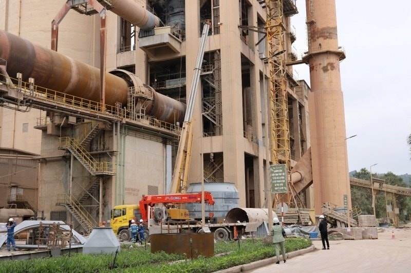 HOM: Doanh nghiệp xi măng báo lãi cao nhất 13 quý, cổ phiếu tăng kịch trần