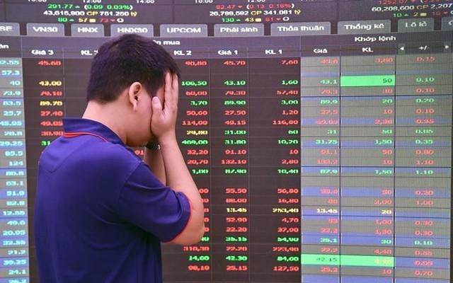 Vì sao VN-Index liên tục bị “đánh úp” cuối phiên?