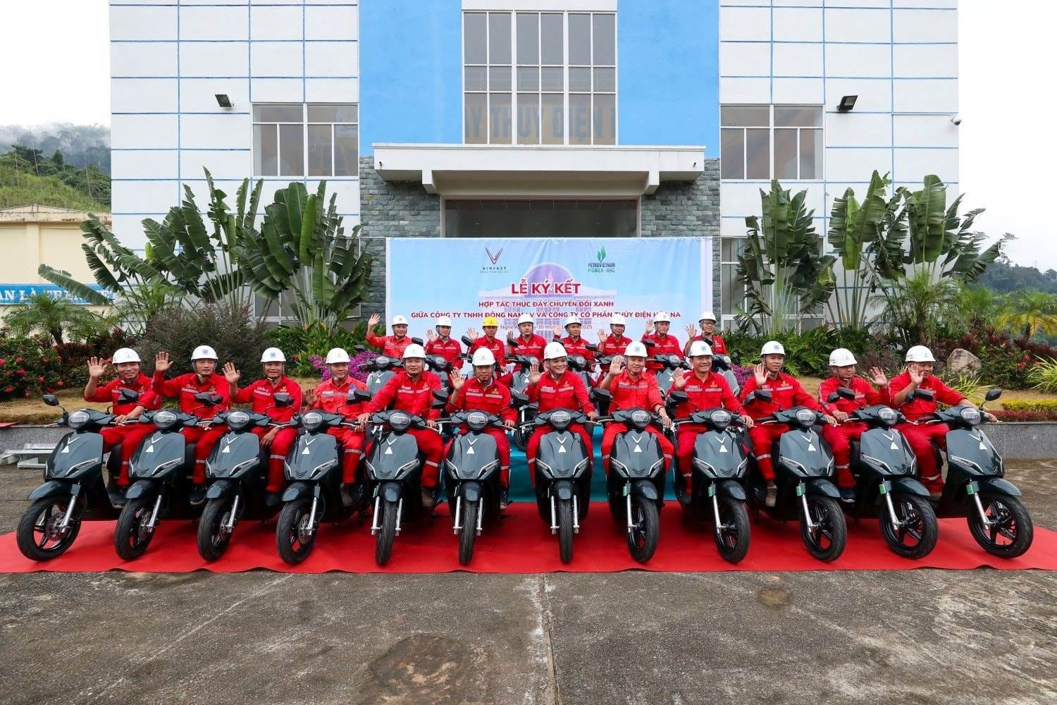 Cú “bắt tay” của VinFast và công ty con của PV Power: Ký xong, hàng trăm nhân viên lập tức “lên đời” xe máy điện