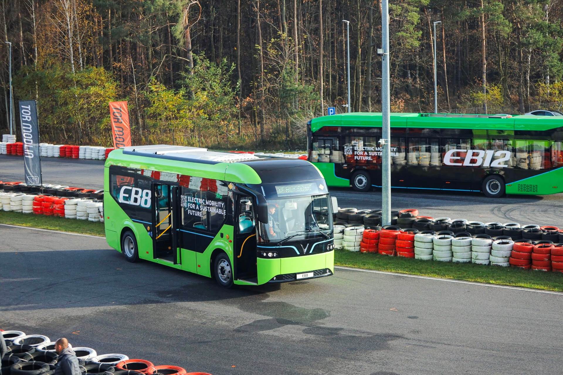 Hai chiếc xe điện VinFast mới tinh xuất hiện ở một trường đua châu Âu: Sắp mở bán tại nước sát Ukraine