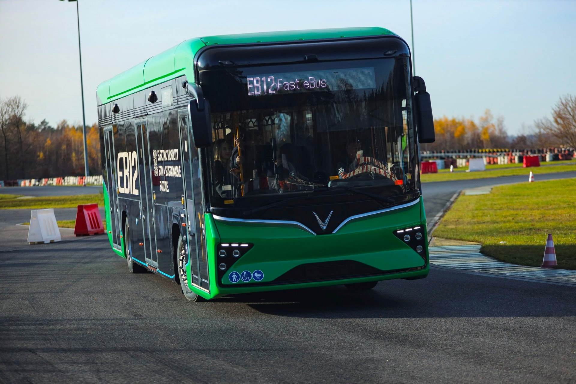 Soi thông số đầy đủ VinFast EB 12 bán ở châu Âu: Xe buýt chở 90 người tiện nghi không kém xe con