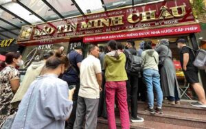 Xếp hàng mua vàng tại Bảo Tín Minh Châu